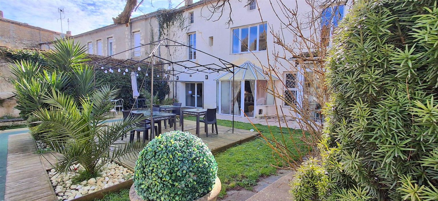 Charmante maison de ville avec bel extérieur et piscine intérieure