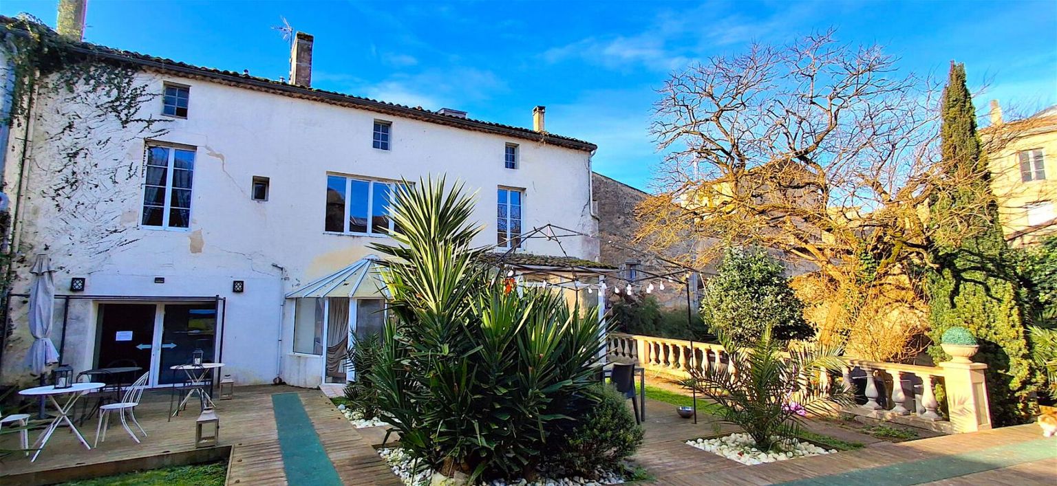 BLAYE Charmante maison de ville avec bel extérieur et piscine intérieure 2