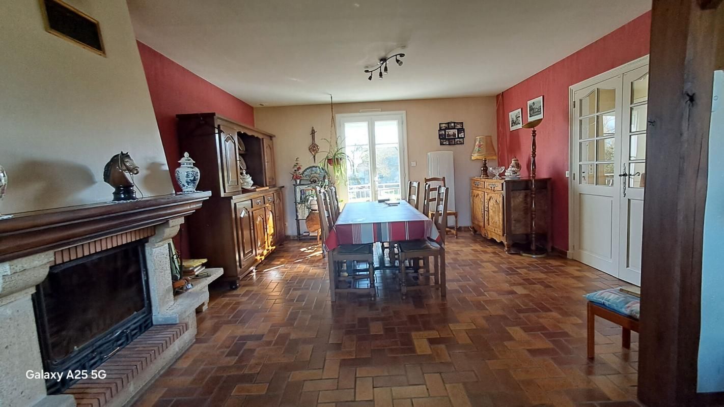 VIX SUPERBE MAISON GRAND GARAGE ET TERRAIN 1 HECTARE AVEC PLAN D'EAU 3