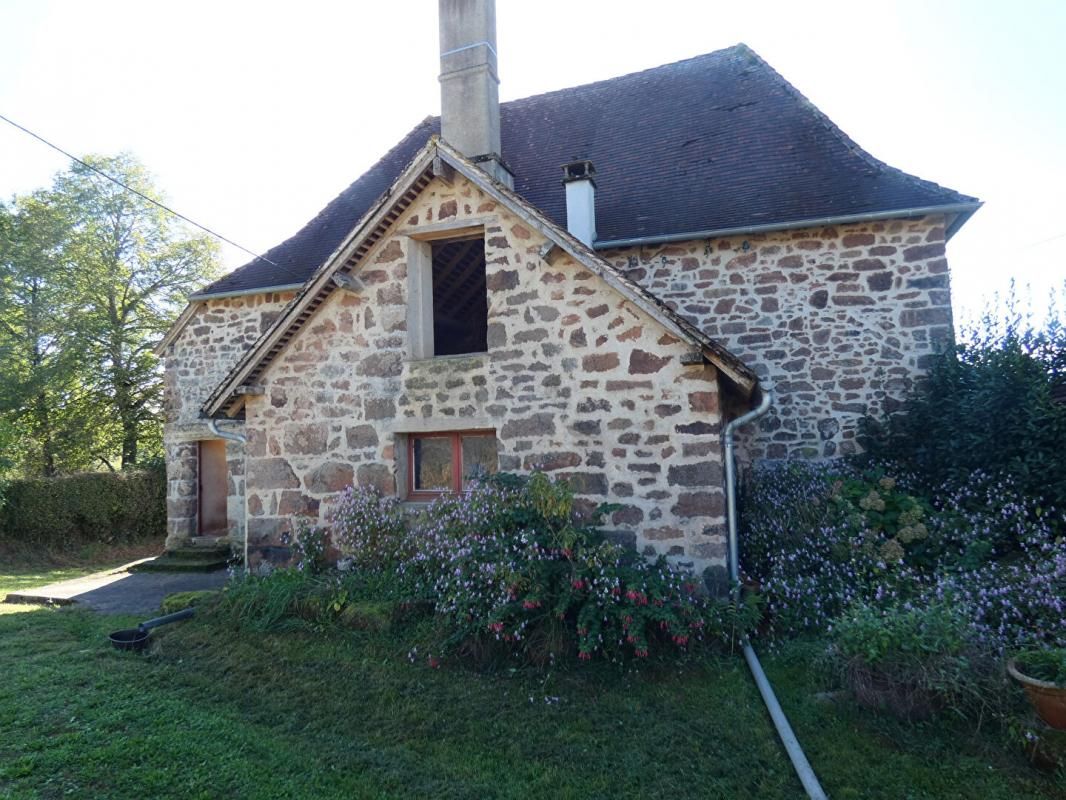 BOISSEUILH Propriété sur 1,2 hectares avec Maison / grange / stabulation 3