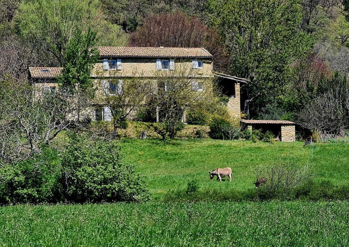 Maison en pierre 200 m2 habitables avec 1hectare 800 de terrain