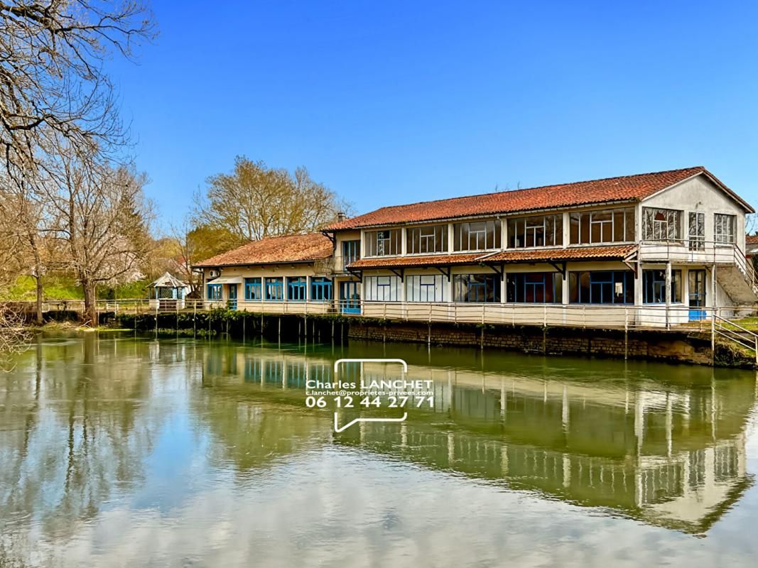 Ensemble immobilier 1000 m² avec maison d'habitation et terrain