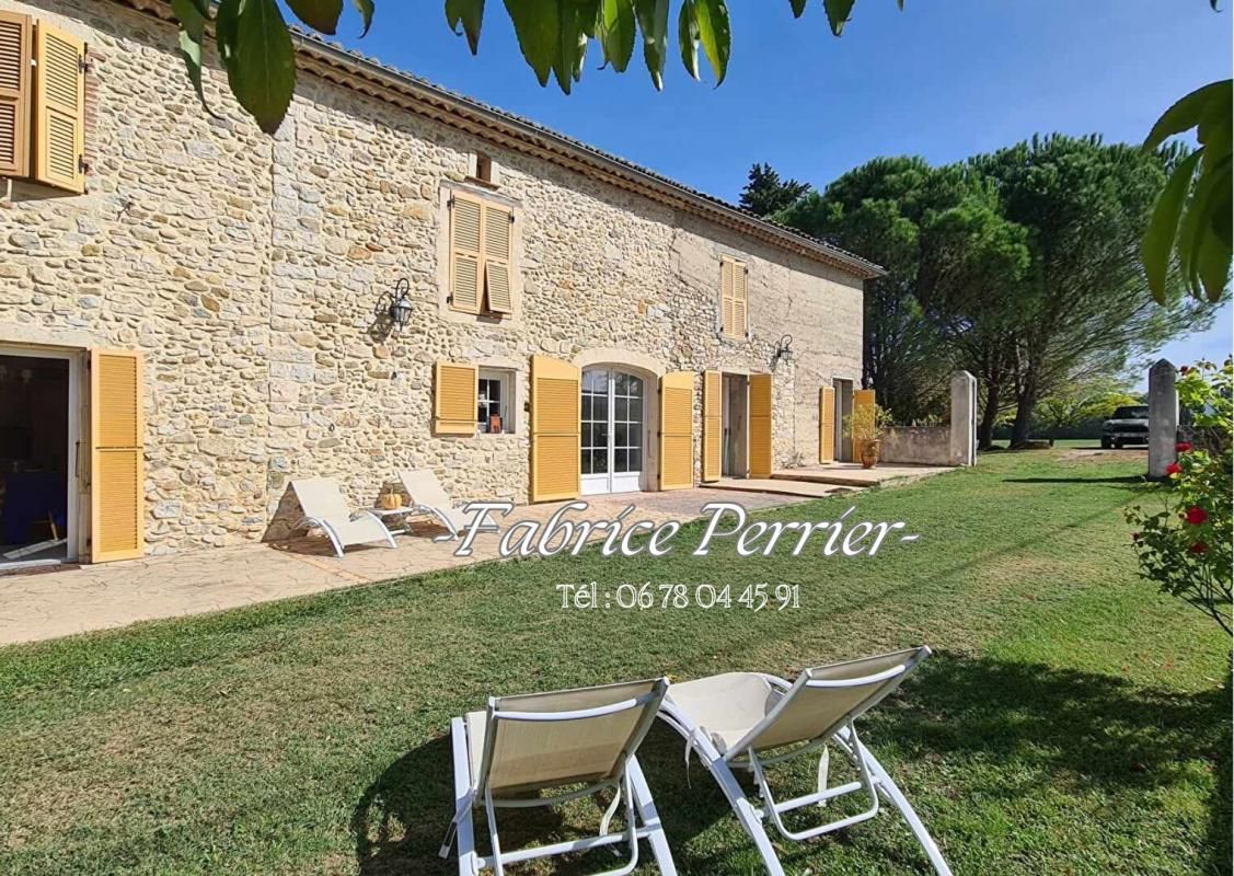 Maison en pierre 320 m2 habitables + Dépendances 260m²