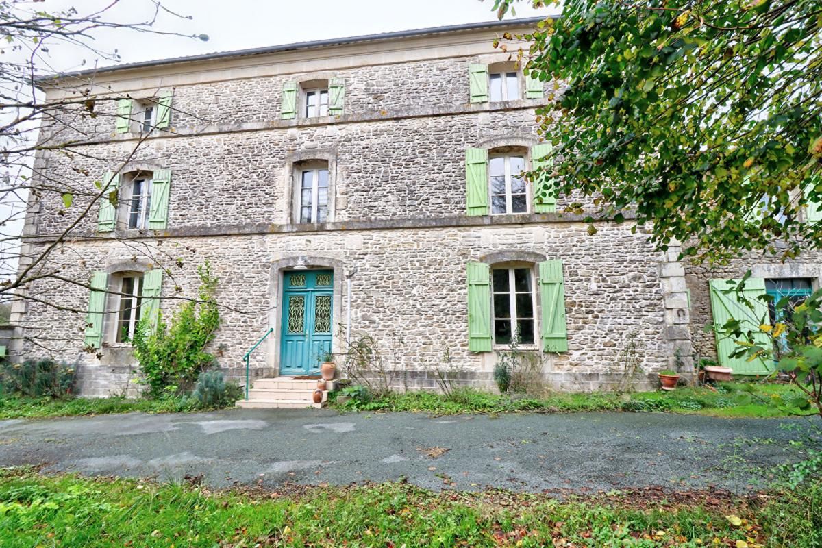 SAINT-CHRISTOPHE-SUR-ROC Maison Saint Christophe Sur Roc 8 pièce(s) 226 m2 2