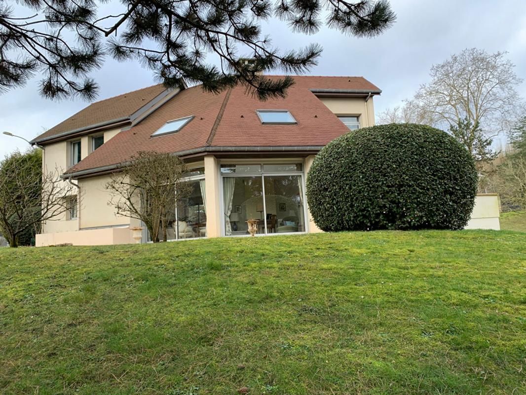 Splendide maison d'architecte de 250 m2 sur parc de 2400 m² à Louveciennes , Prix: 1.350.000 euros