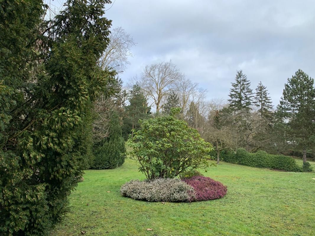 LOUVECIENNES Splendide maison d'architecte de 250 m2 sur parc de 2400 m² à Louveciennes , Prix: 1.350.000 euros 2