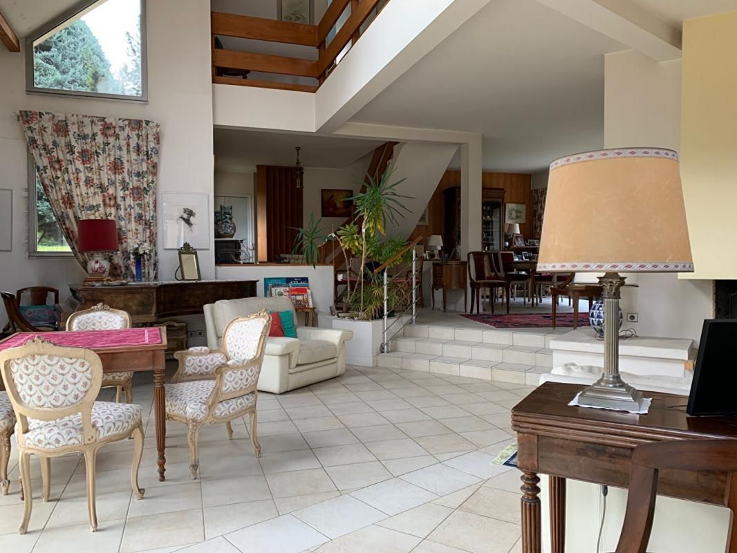 LOUVECIENNES Splendide maison d'architecte de 250 m2 sur parc de 2400 m² à Louveciennes , Prix: 1.350.000 euros 4