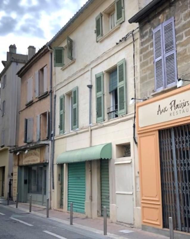 Avignon intra-muros appartement 3 pièces 93 m² avec cour