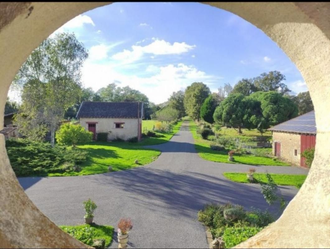 LUCHAPT Propriété longère 330m2 dépendances et parcelles 2
