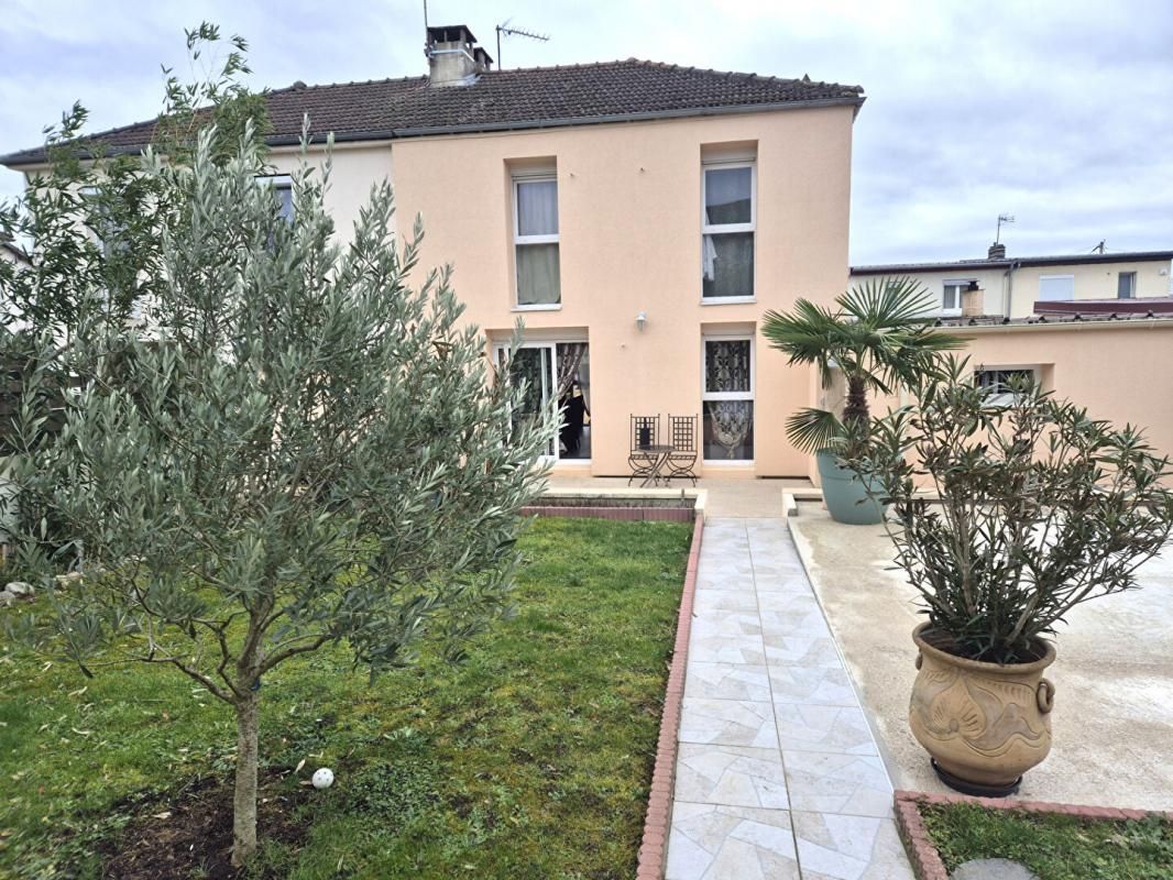 Belle Maison Contemporaine de 101 m² entièrement Rénovée avec Cour, Atelier, Terrasses, Abri de jardin et Terrain clos et arboré de 347 m²