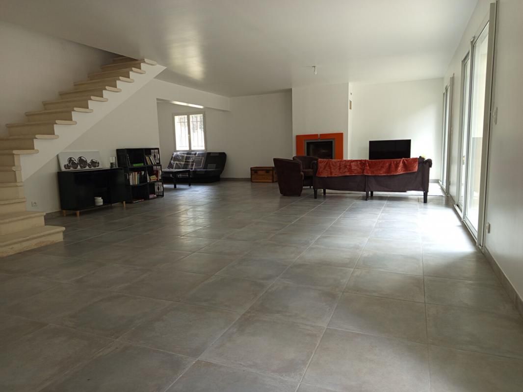 SAINT-RESTITUT Villa 190m², terrain de 756m², 4 chambres, Double Garage à St Restitut 370 000 HAI 3