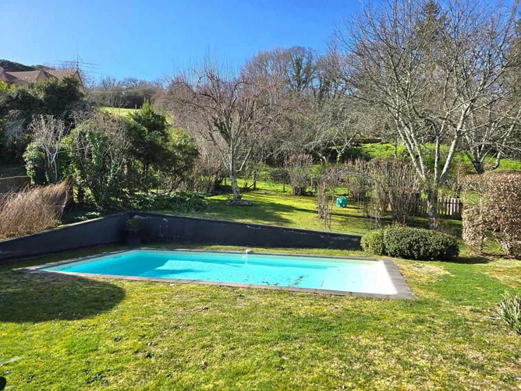 NOTRE-DAME-DE-SANILHAC Maison individuelle de type 6, sur sous-sol complet, garage, piscine, sur un terrain de 1077 m² 3