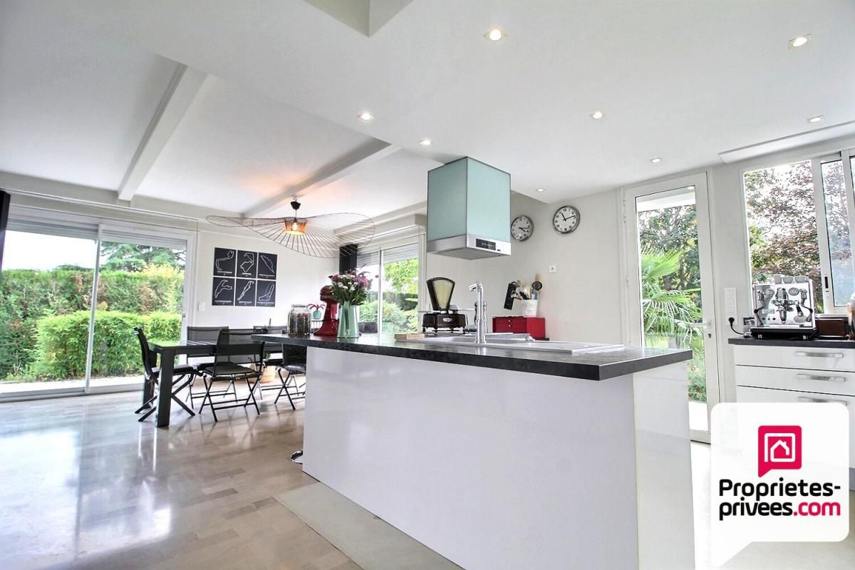 AMILLY A VENDRE MAISON d'ARCHITECTE 130 m2 environ, TERRASSES, sous-sol total, parc arboré 3