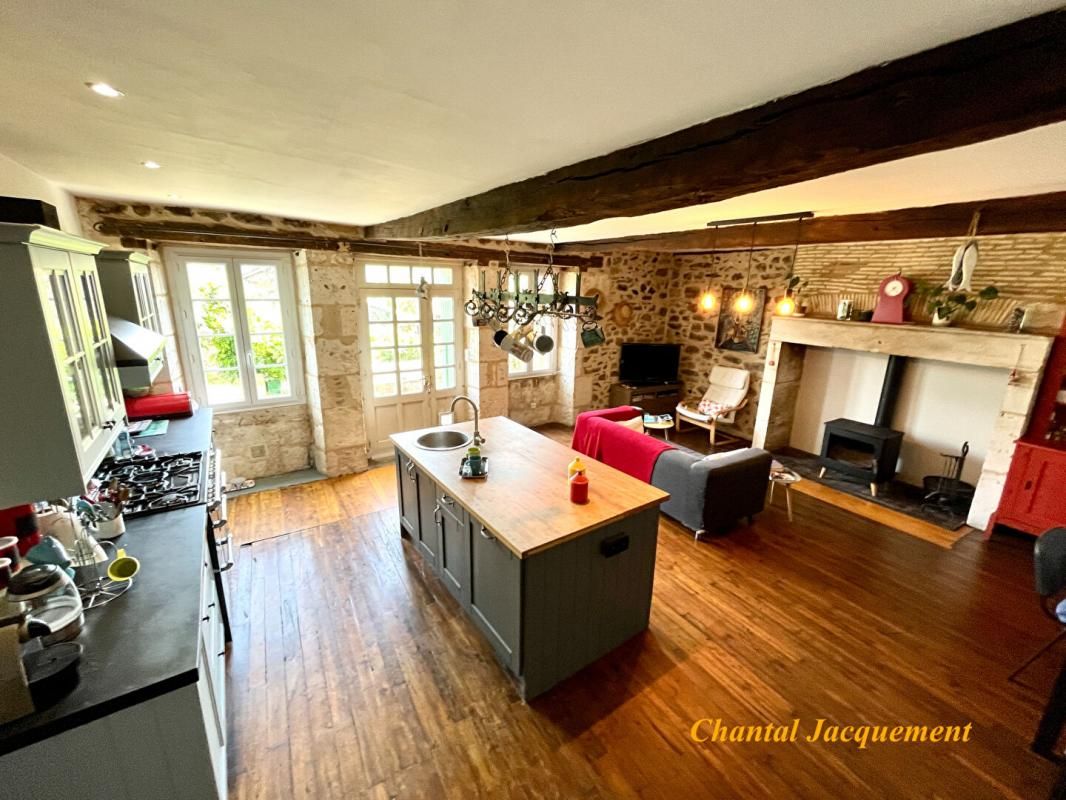 THIVIERS MAISON EN PIERRES AVEC GITE 2