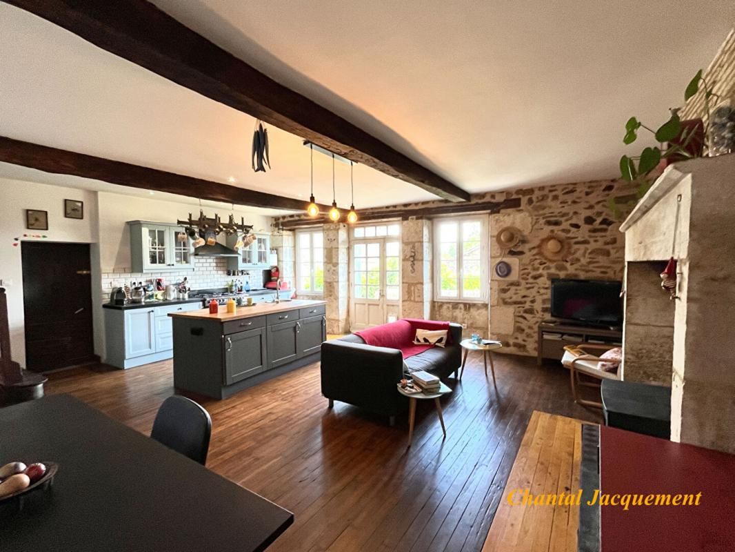 THIVIERS MAISON EN PIERRES AVEC GITE 3