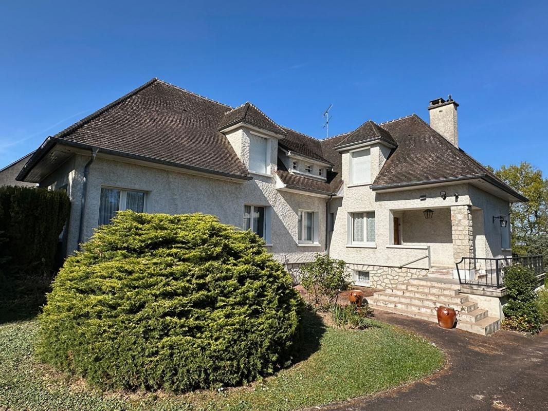 A VENDRE Secteur recherché AMILLY - SPACIEUSE MAISON avec PISCINE, jardin arboré et accès privatif Canal