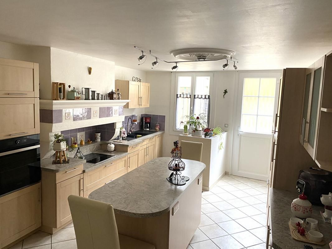 SAINT-DIZIER Belle Maison de Caractère de 166 m² entièrement rénovée avec son garage, atelier, cave, buanderie-chaufferie, terrasses, appentis et terrain clos, arboré de 598 m² 2