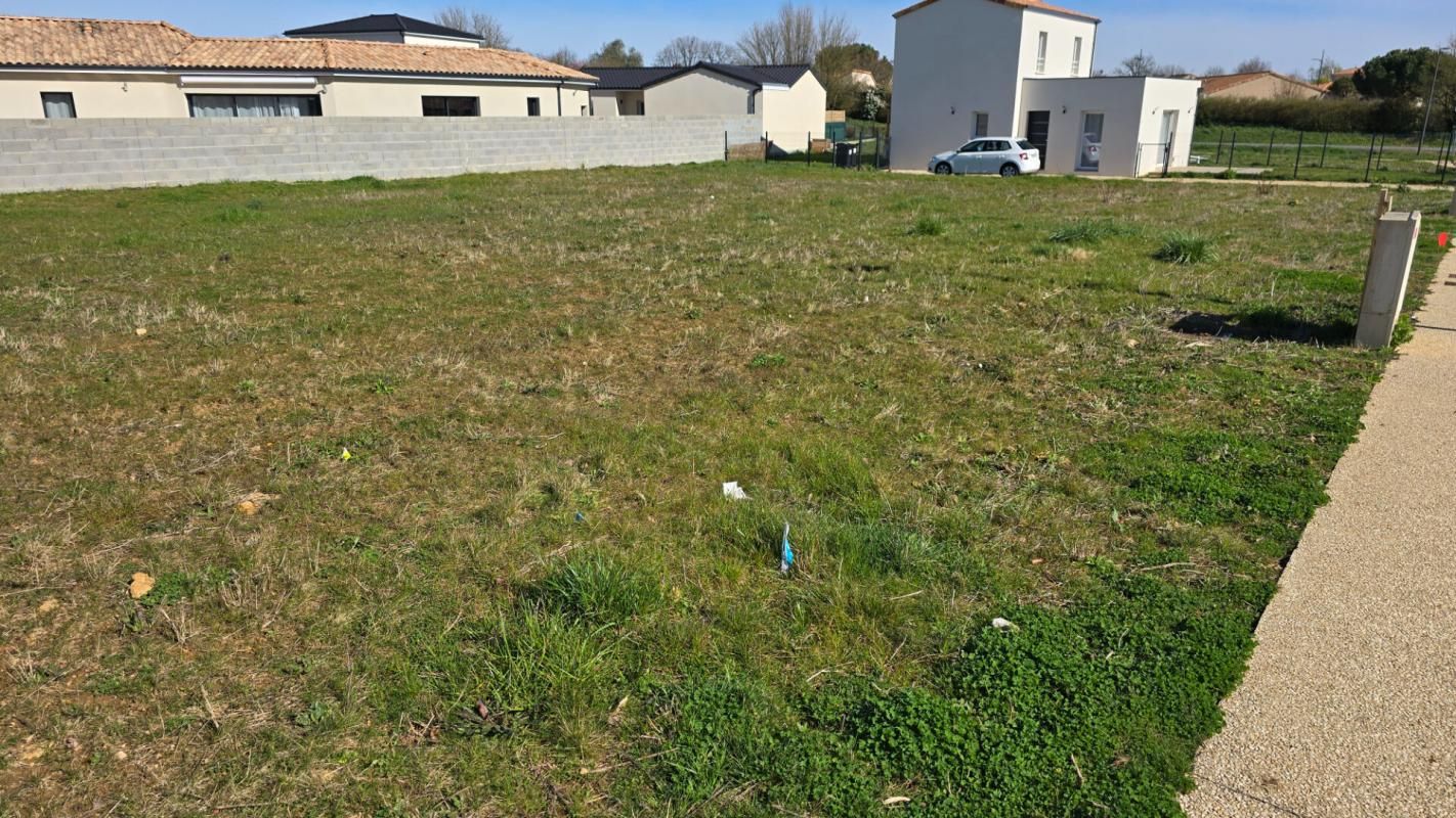 LIGUGE Terrain à construire de 412 m2 3