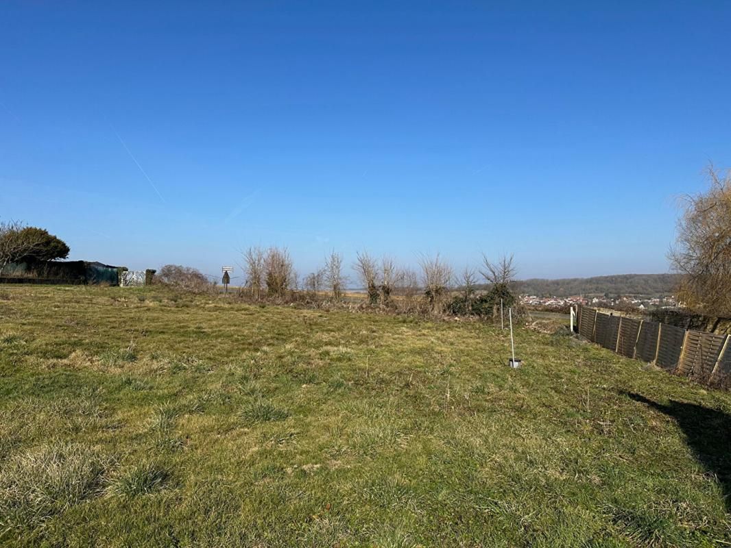 Terrain constructible viabilisé de 642 m² à Cocherel