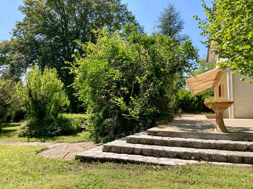 A VENDRE maison type 6, 143m², secteur CHAMPCEVINEL 24750