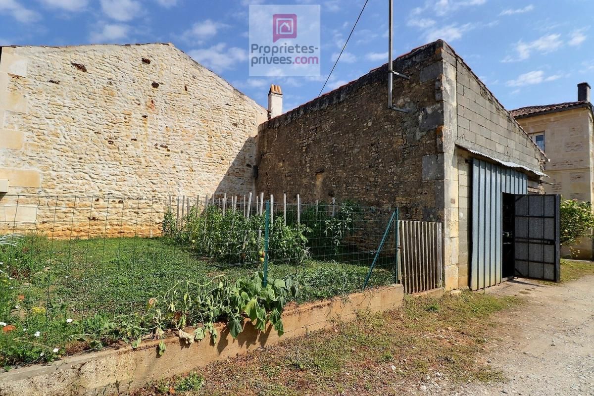 BRIZAMBOURG Deux Maisons 7 pièces dont 1 entièrement rénovée avec garage, dépendances + une autre maison attenante à rénover totalement 2