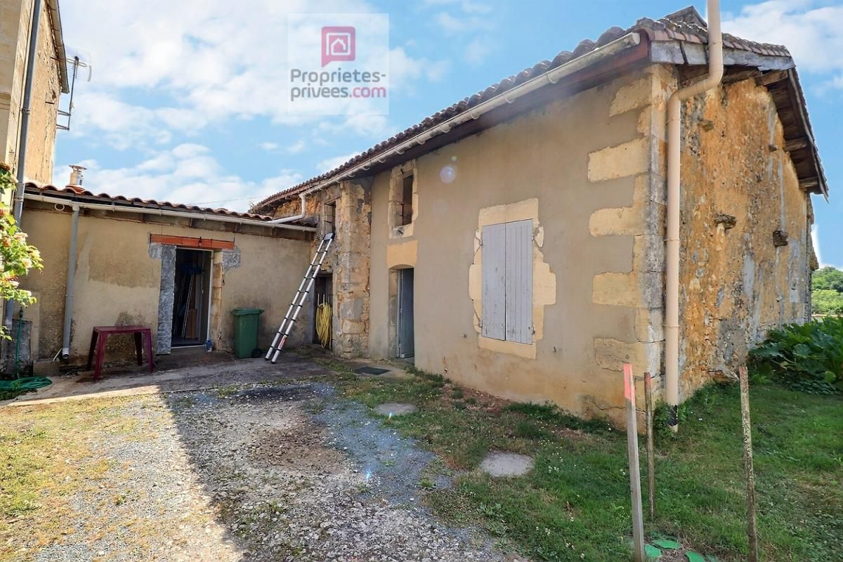 BRIZAMBOURG Deux Maisons 7 pièces dont 1 entièrement rénovée avec garage, dépendances + une autre maison attenante à rénover totalement 3