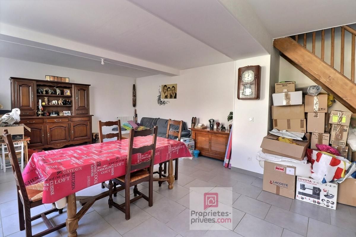 BRIZAMBOURG Deux Maisons 7 pièces dont 1 entièrement rénovée avec garage, dépendances + une autre maison attenante à rénover totalement 4