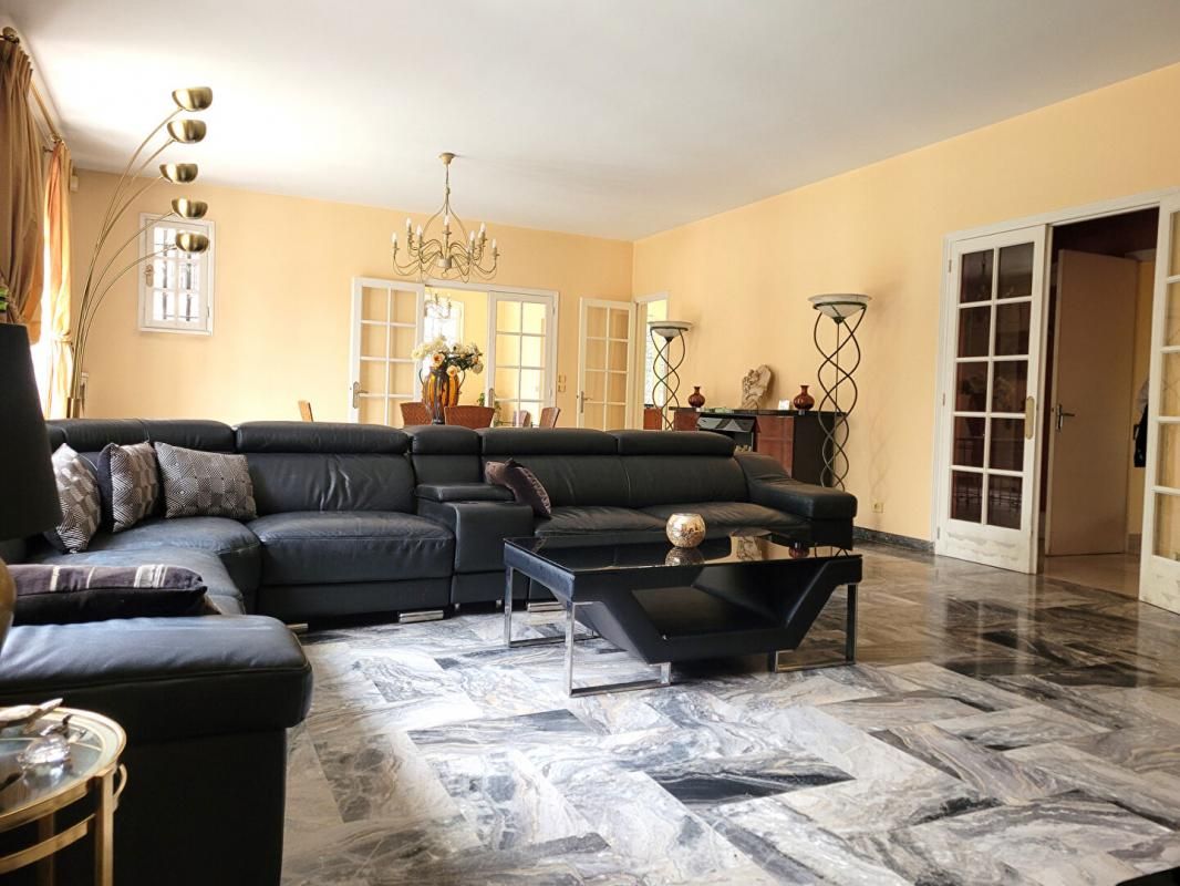 VILLECRESNES 94440-VILLECRESNES- Demeure de prestige 9 pièces- 260 m² 4