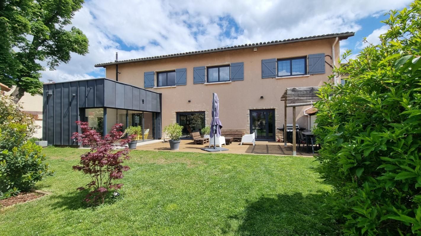Maison Les Cheres 8 pièces 220 m2, garage, piscine