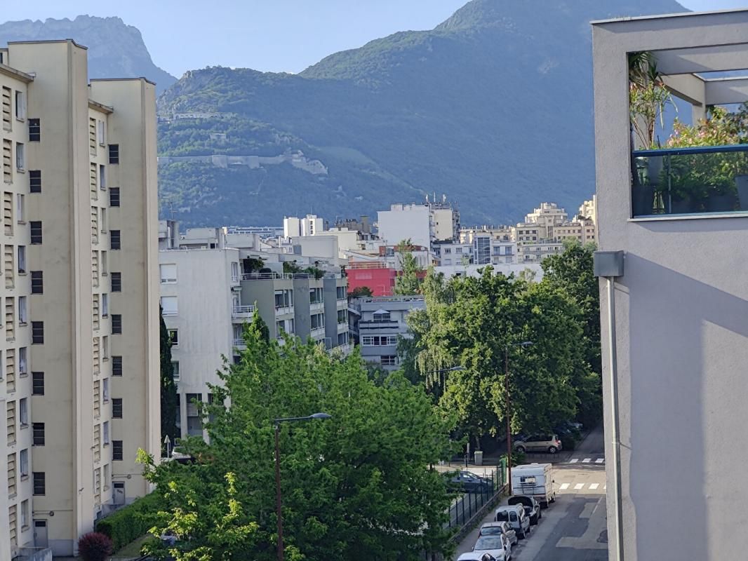 GRENOBLE Appartement T3 a rénover 27 rue Ponsard vue dégagée 2