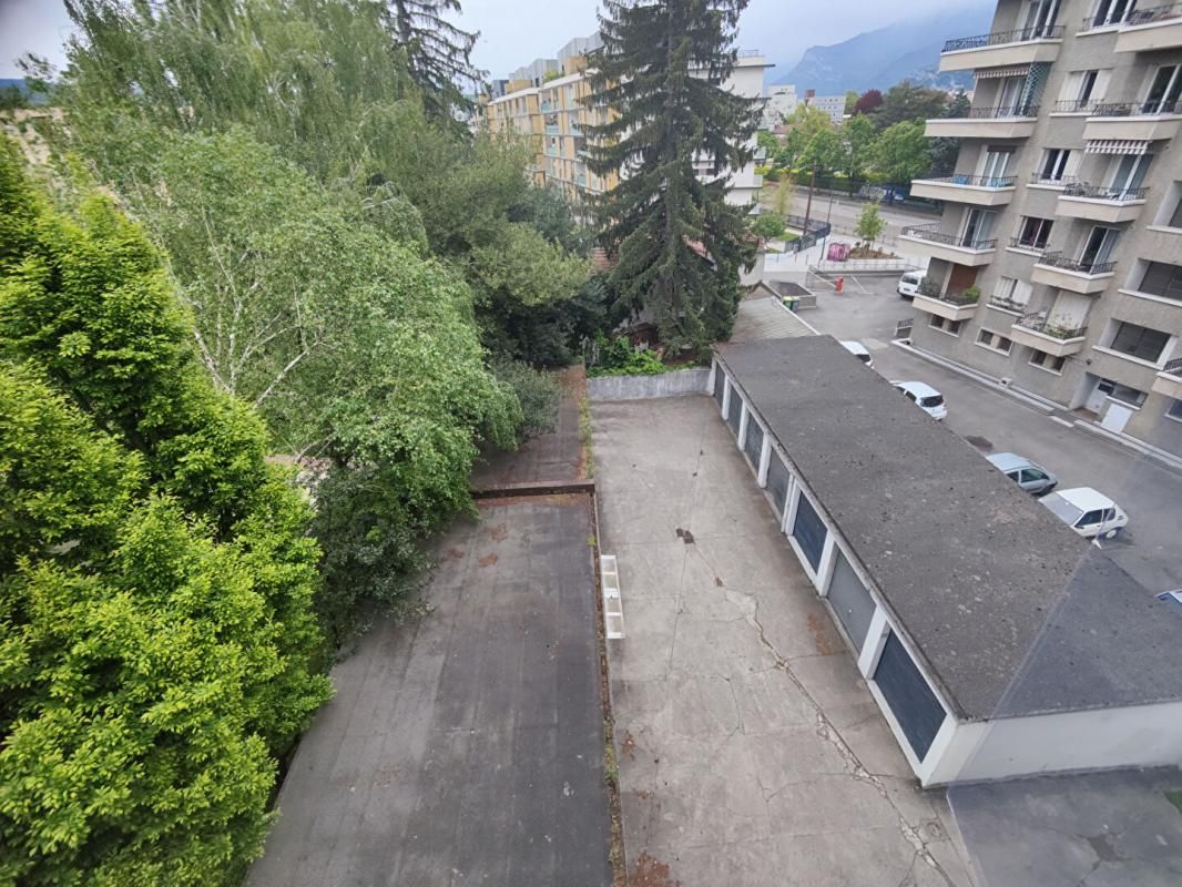 GRENOBLE Appartement T3 a rénover 27 rue Ponsard vue dégagée 3