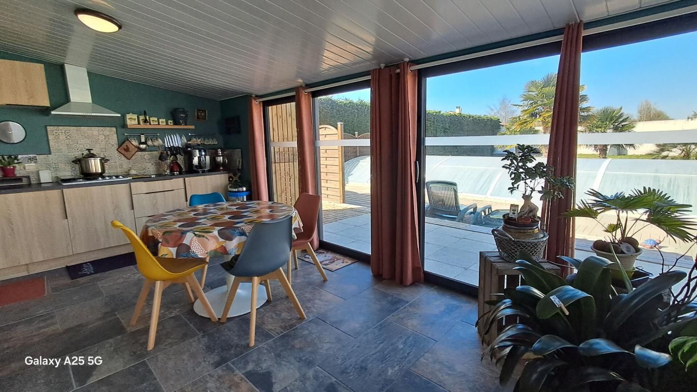 PETOSSE VASTE VILLA PLAIN PIED 180 m2 AVEC PISCINE COUVERTE ET PARC ARBORE 4