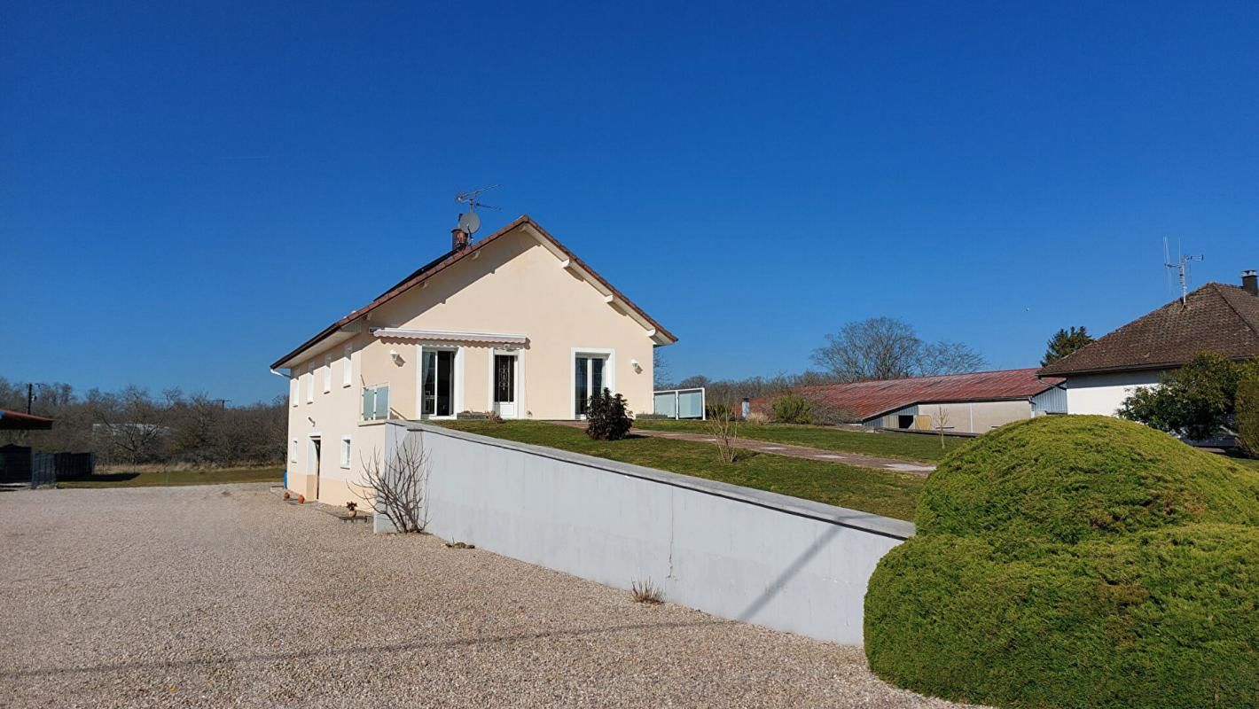 Maison Saint Loup sur Semouse 5 pièce(s) 121 m2 jardin aérothermie panneaux solaires puit