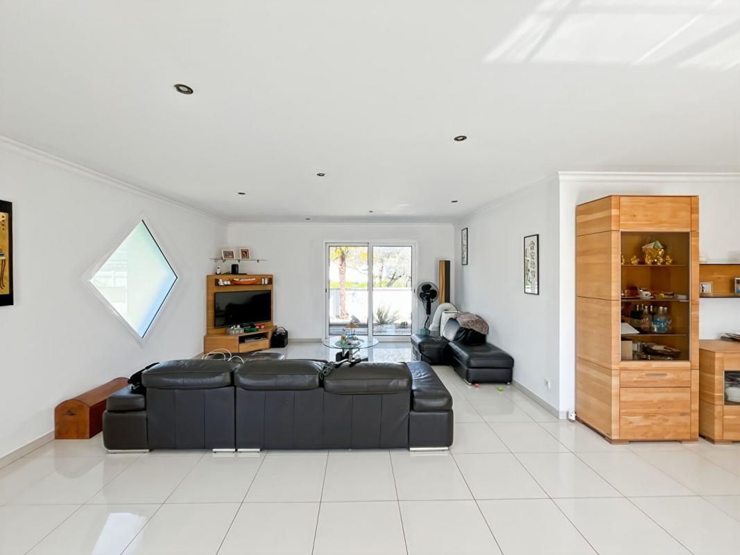 AMBARES-ET-LAGRAVE Maison contemporaine de 155 m² avec piscine, suite parentale Ambarès-et-Lagrave (33440) 3