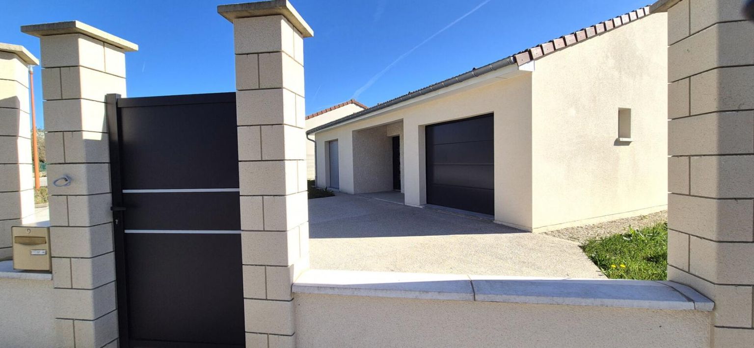 Belle Maison Individuelle Neuve et Moderne de Plain-pied de 128 m² avec sa grande Cour, Porche d'entrée, Terrasse, Garage et Terrain clos et sécurisé de 500 m²