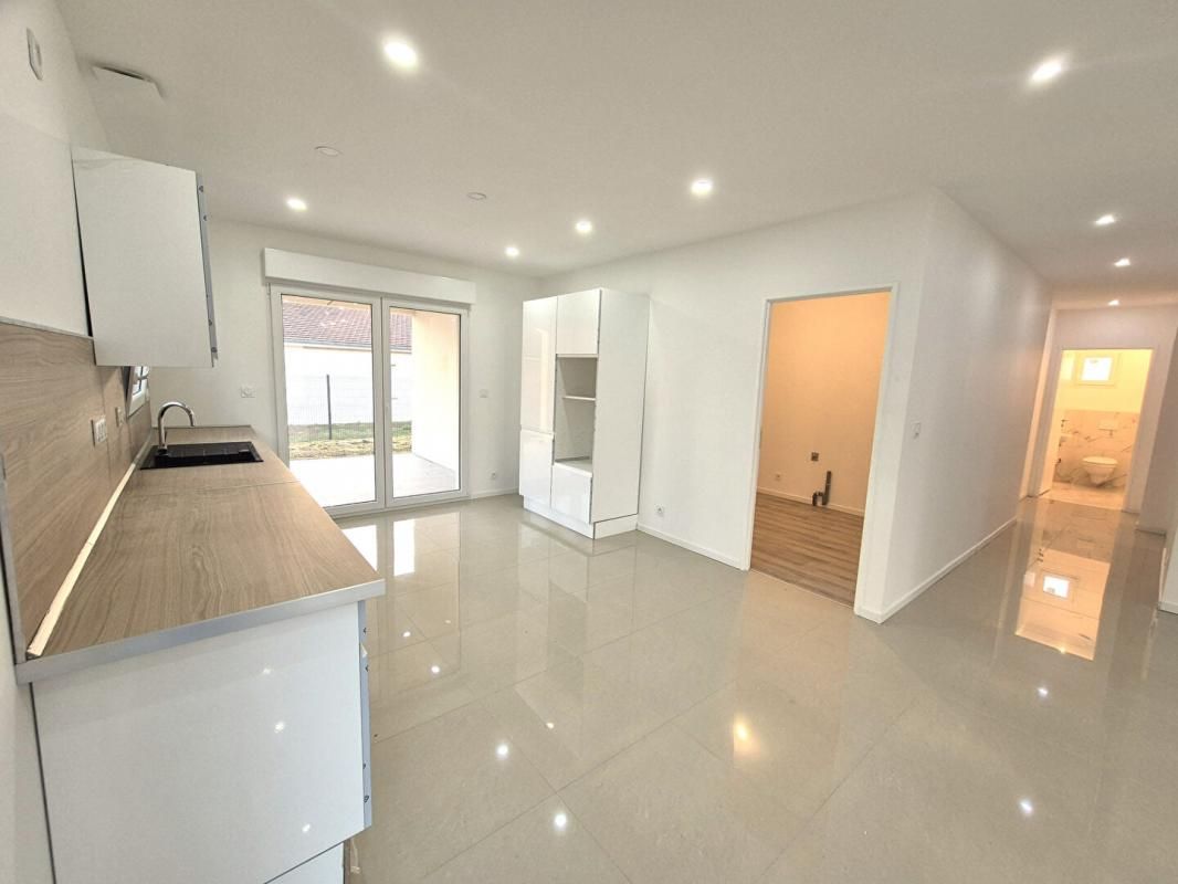 SAINT-DIZIER Belle Maison Individuelle Neuve et Moderne de Plain-pied de 128 m² avec sa grande Cour, Porche d'entrée, Terrasse, Garage et Terrain clos et sécurisé de 500 m² 4