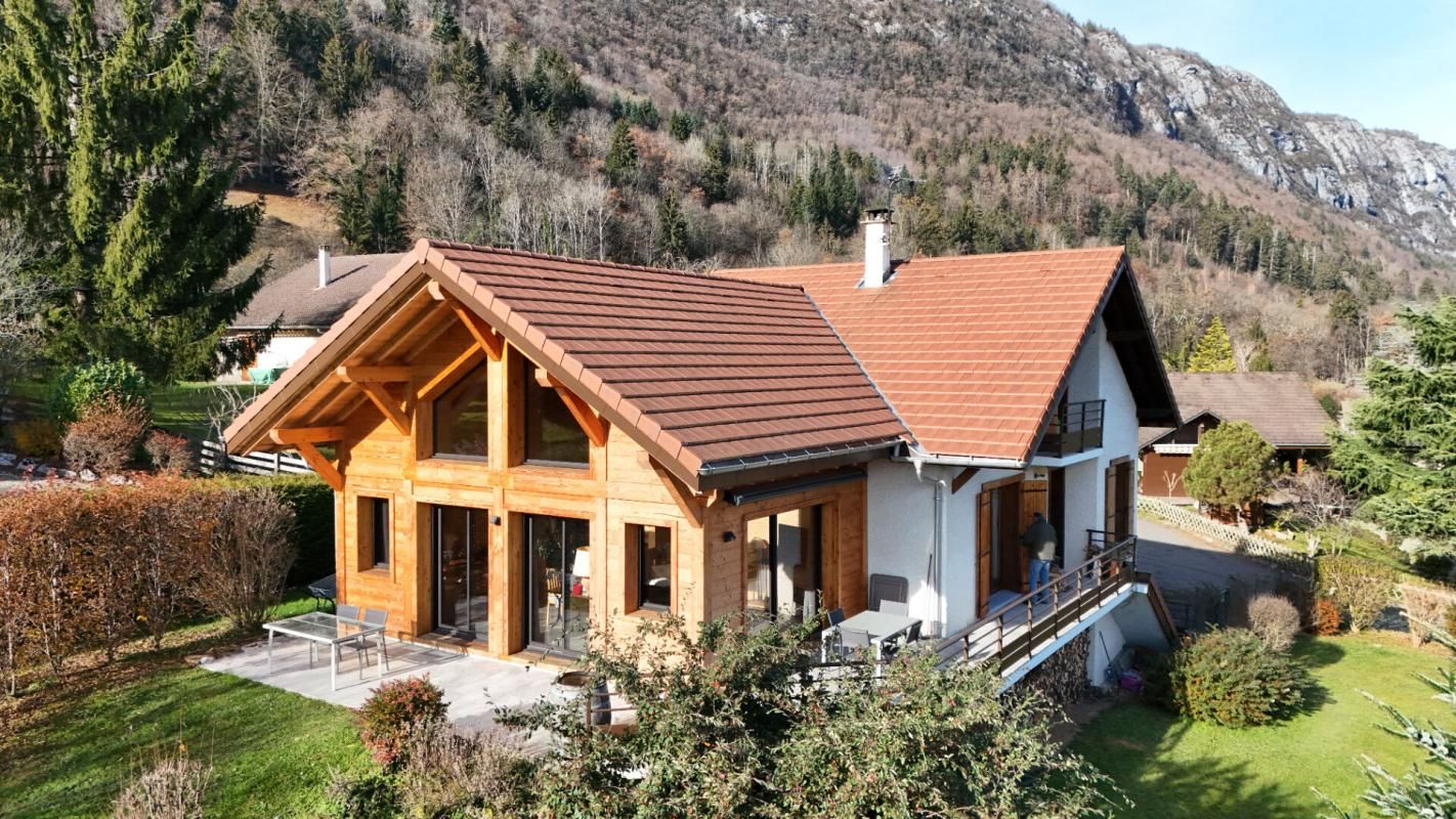 LATHUILE Maison 6 pièces 137 m2 avec terrasse, jardin 1000 m² environ 2