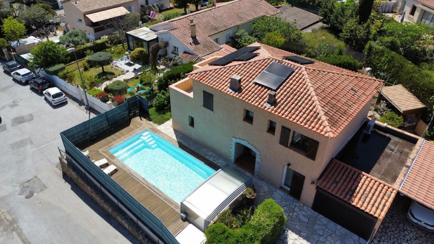 A proximité du centre ville d'Ollioules  Maison 6 pièce(s)  - piscine - Garage