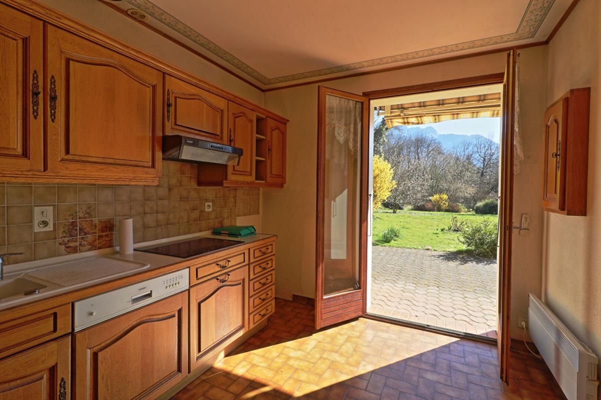 LATHUILE Maison 6 pièces 133 m² avec garage indépendant et jardin de plus de 2500 m² ! 3