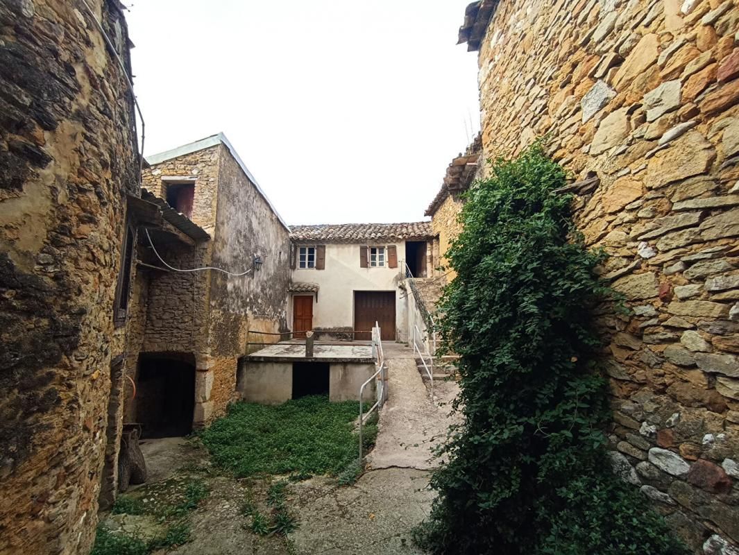 SAINT-MONTAN Corps de Ferme en pierre 180m², dépendances, sur terrain de 23 809m², 418 000 HAI 2