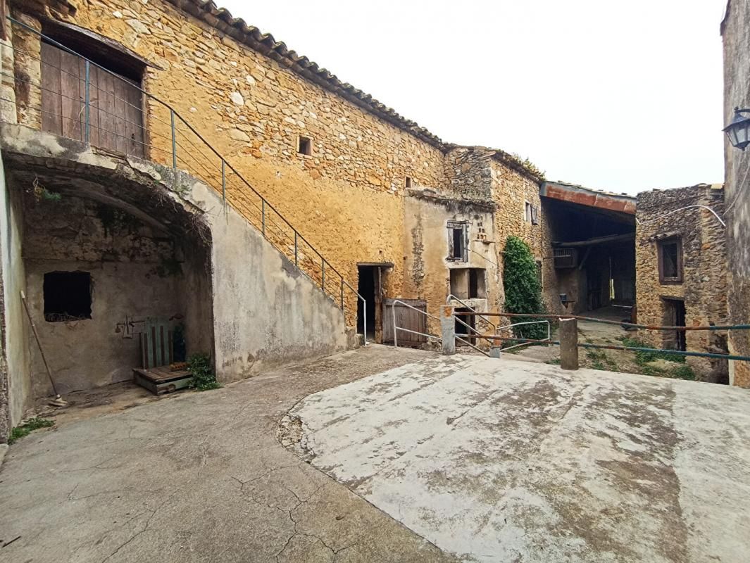 SAINT-MONTAN Corps de Ferme en pierre 180m², dépendances, sur terrain de 23 809m², 418 000 HAI 3