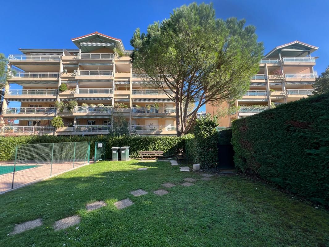 BRON Appartement T3- Bron -320 000 piscine 2