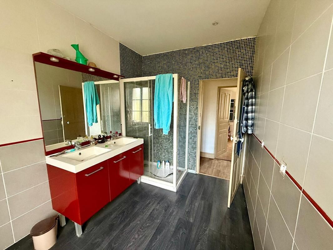 ARGENTAT-SUR-DORDOGNE SEXCLES - MAISON en pierre avec local commercial et logement T5 à l'étage+combles+garage 3