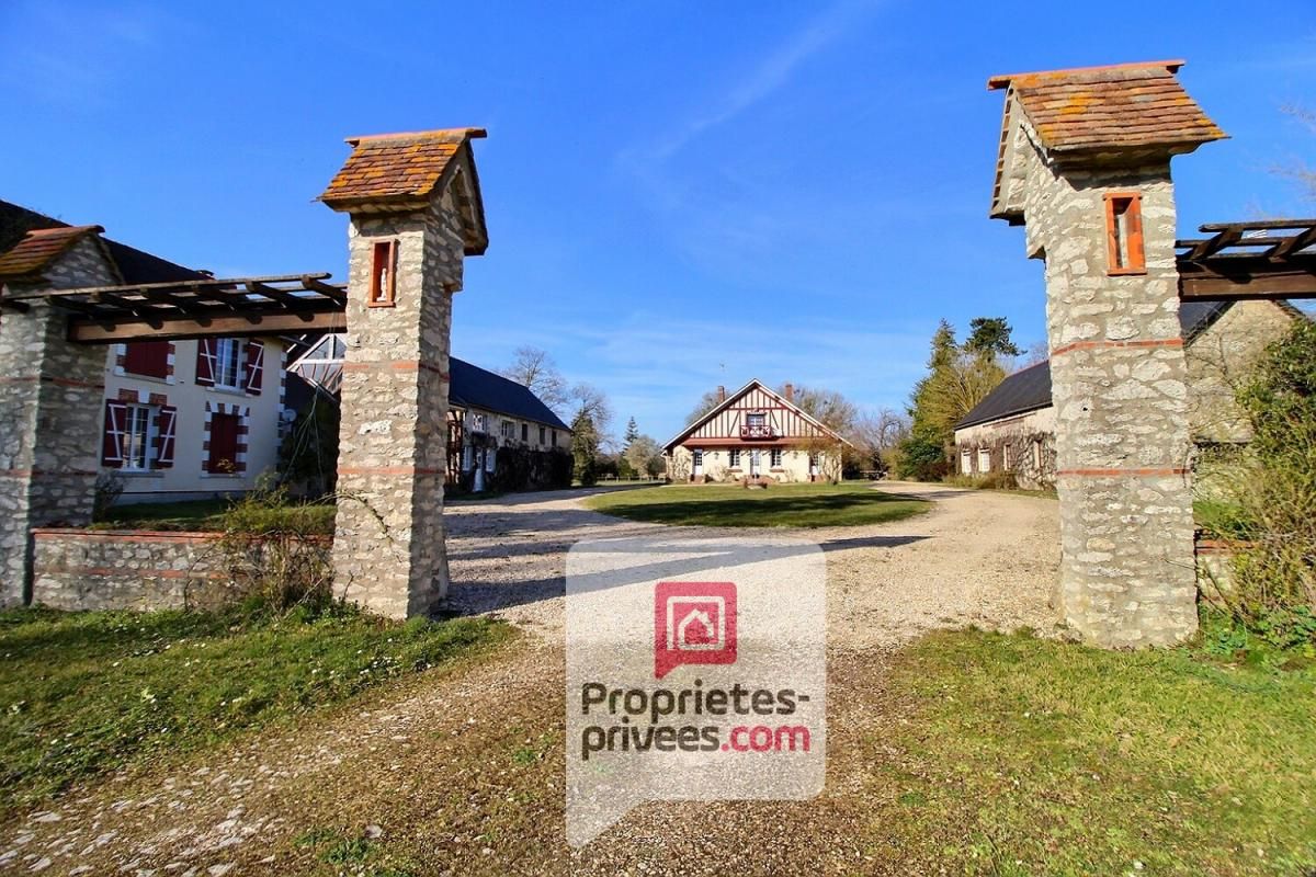 A VENDRE Vaste Propriété composé de 3 Habitations, en PLEINE NATURE