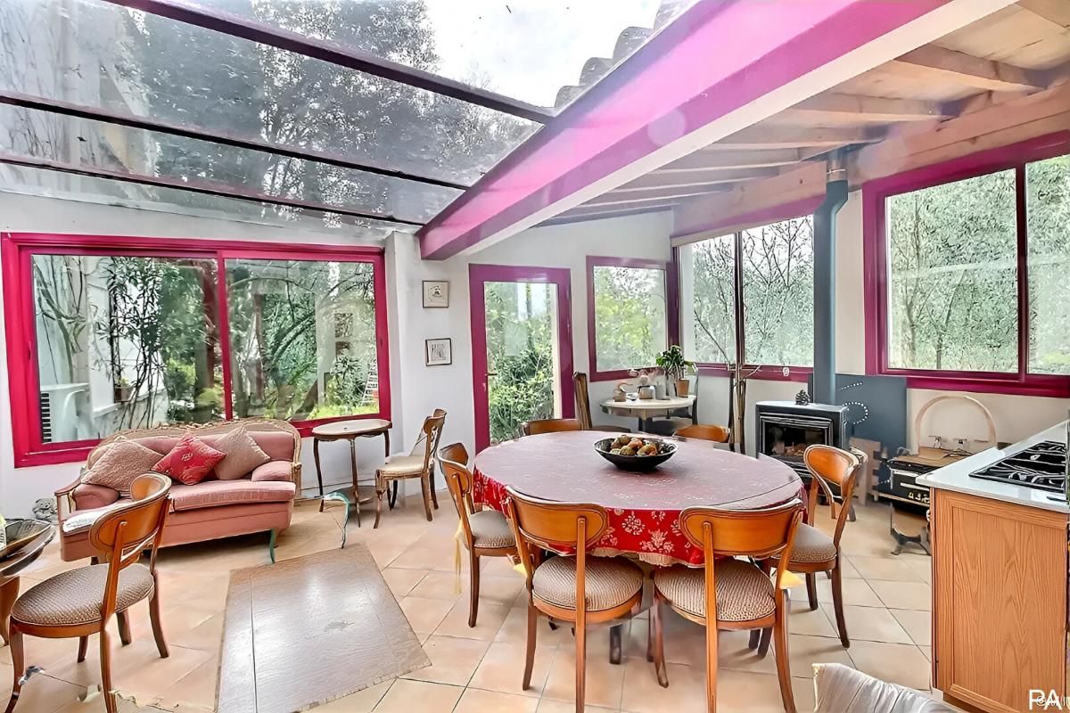 UZES UZES : Viager , 1 tête 85 ans , Villa 8 pièce(s) 211 m2 , dépendance de 150 m2, Piscine , terrain de 1500m2 4