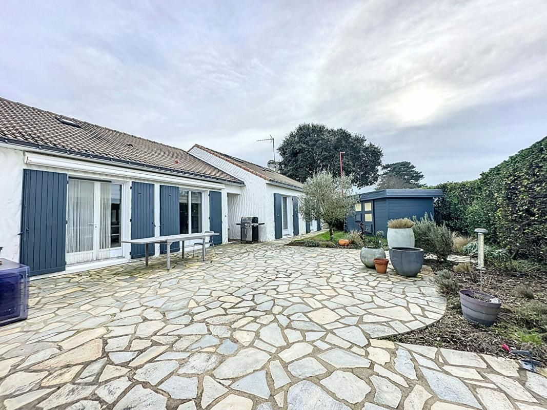 SAINT-HILAIRE-DE-CHALEONS Maison 5 pièce(s) 220 m2 2