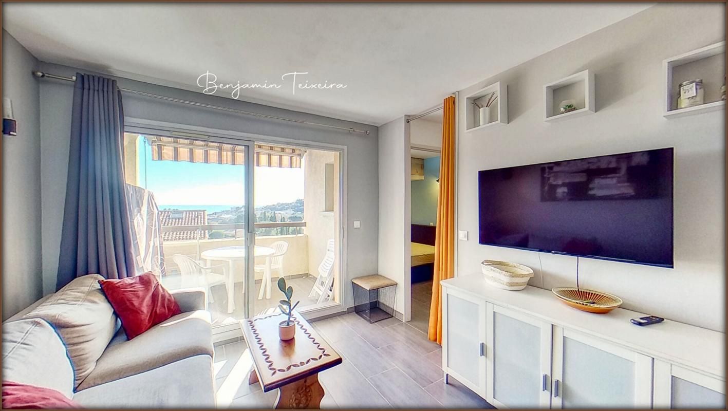 LES ISSAMBRES APPARTEMENT à vendre VUE MER, 2 pièces (1 chambre) + cabine à LES ISSAMBRES, ROQUEBRUNE SUR ARGENS (83) + Parking privé 4