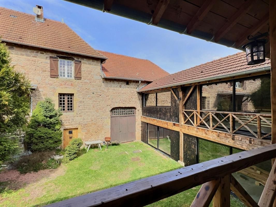 AIGUEPERSE Maison en pierre 4