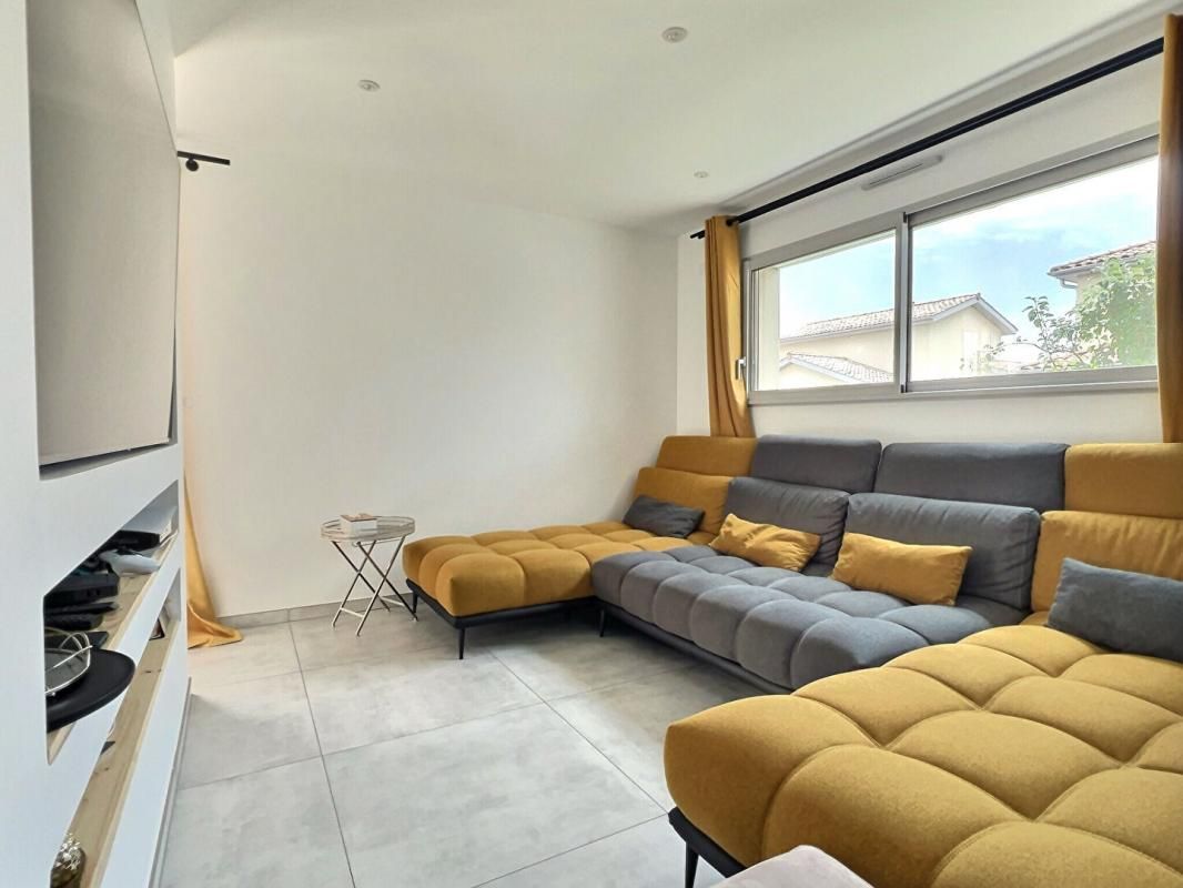 CHALEINS Maison Moderne avec Piscine à Chaleins- Exclusivité 4
