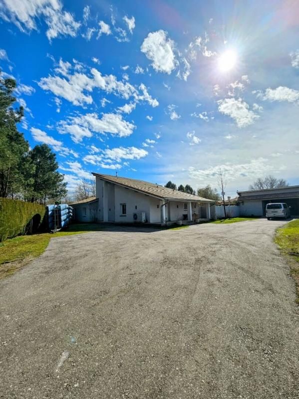 SAINT-JULIEN-EN-BORN Villa 8 pièce(s) 240 m2 2